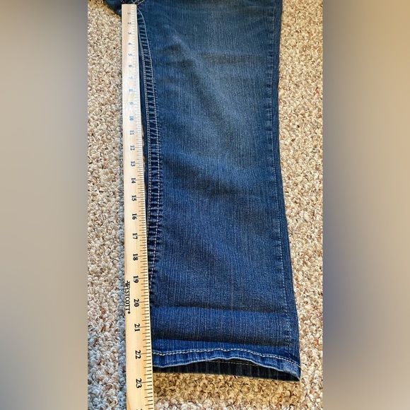 A.N.A Jean Capri’s - Picture 3 of 8